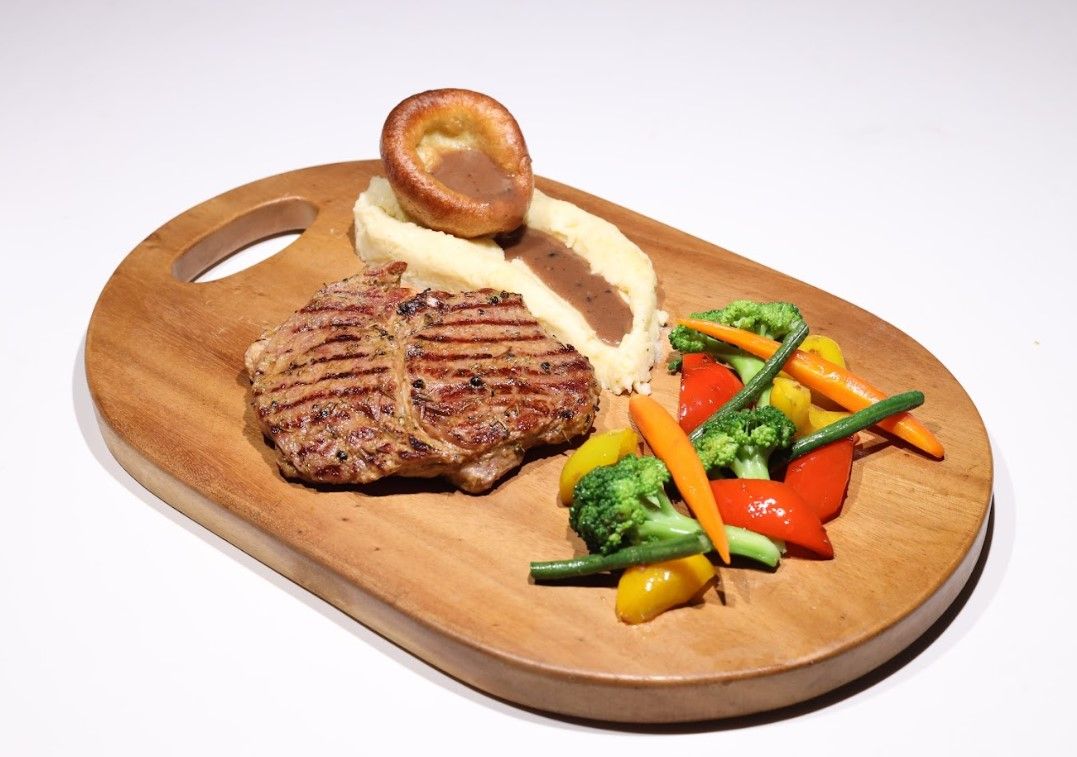 CLASSIC BRITISH STYLE RIB-EYE WITH YORKSHIRE PUDDING